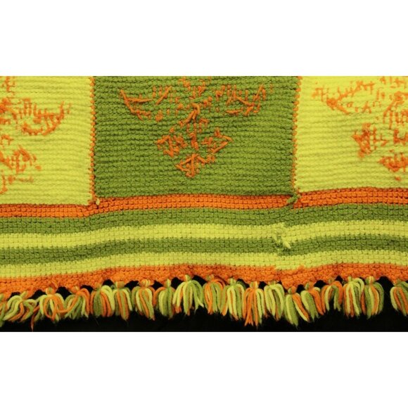Vtg 70s Green Yellow Checkered Afghan Throw Blanket Floral Crest Knot Fringe - Picture 4 of 6